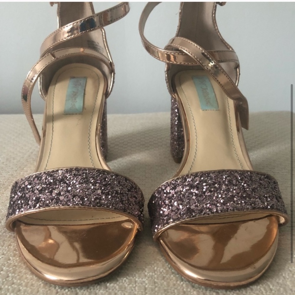 Betsy Johnson rose gold glitter black pumps